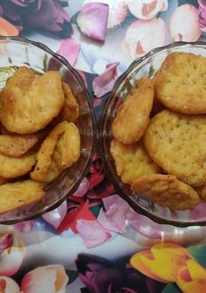 A picture of मठरी.
