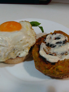 Una foto de Hamburguesa vegetariana de garbanzos, puerro y zanahoria 🍔