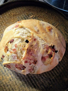 Una foto de Pan casero relleno de jamón y queso, con harina Pureza