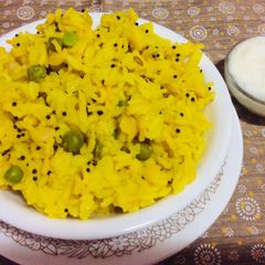 A picture of Yellow mutter rice.