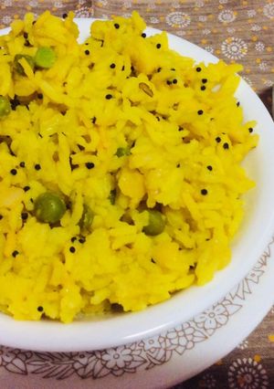 A picture of Yellow mutter rice.