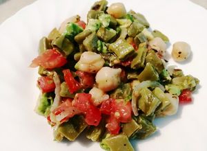 Una foto de Ensalada de garbanzos y nopales