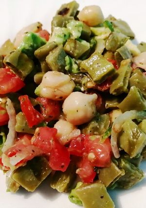 Una foto de Ensalada de garbanzos y nopales