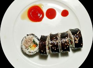 Hình của món Cơm cuộn cá ngừ.