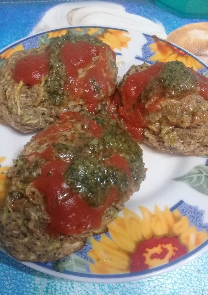Una foto de CROQUETAS DE ZUCHINI con salsa fileto y pesto