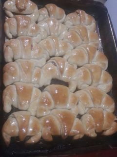 Una foto de Medialunas con dulce de leche