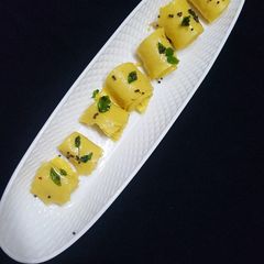 A picture of Khandvi.