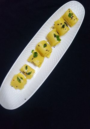 A picture of Khandvi.