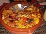 Una foto de arroz con tocino y jamón