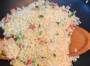 Hình của món Cơm chiên trứng xúc xích.