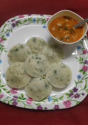 રવા ઇડલી (Rava Idli Recipe In Gujarati) રેસીપી મુખ્ય ફોટો