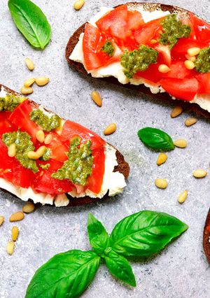 Una foto de Tostada de pan de centeno con tomate, queso fresco, piñones y salsa pesto