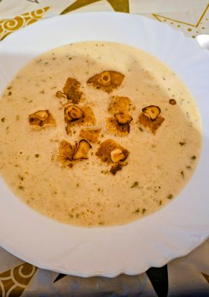Mennyei, tejszínes fokhagymakrémleves: ropogós krutonnal és pirított fokhagymàval 🧄🥣🎄 recept fotója