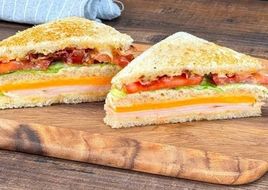 Sandwich bơ chả ức gà