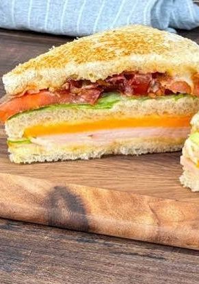 Hình của món Sandwish bơ chả ức gà.