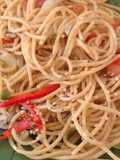 Fideos integrales con salteado de morrón y cebolla
