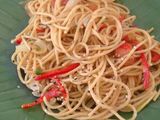Fideos integrales con salteado de morrón y cebolla