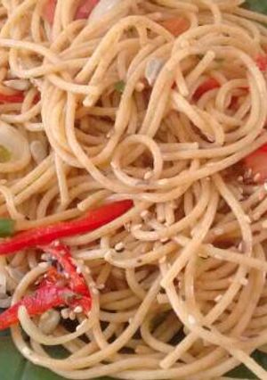 Una foto de Fideos integrales con salteado de morrón y cebolla