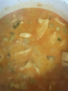 Una foto de Pollo al curry rojo con espárragos trigueros