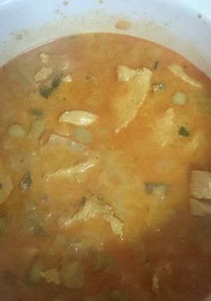 Una foto de Pollo al curry rojo con espárragos trigueros