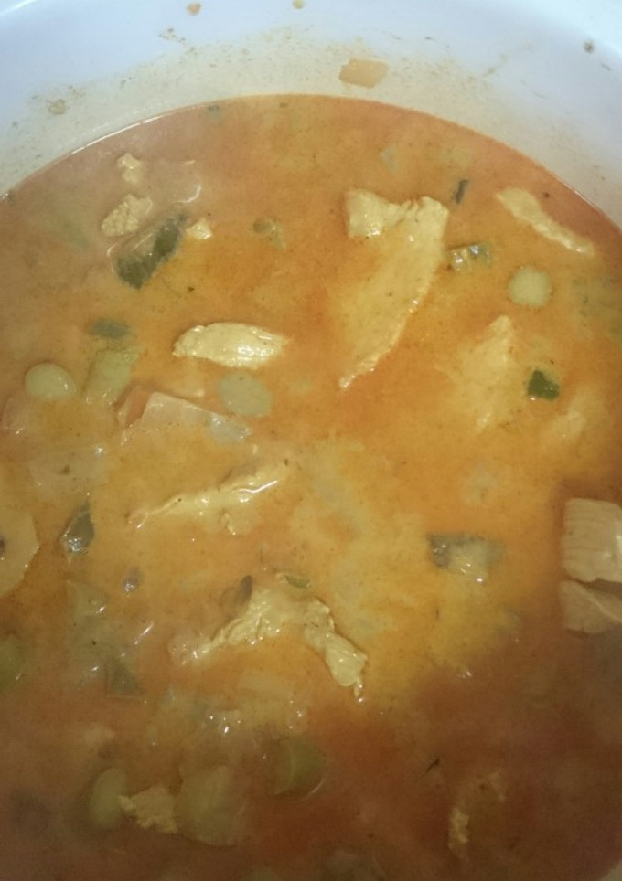 Una foto de Pollo al curry rojo con espárragos trigueros