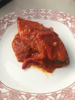 Una foto de Pescado en tomate con pimientos rojos