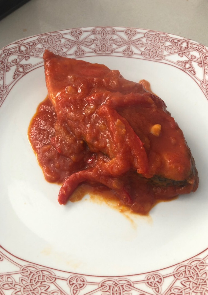 Una foto de Pescado en tomate con pimientos rojos