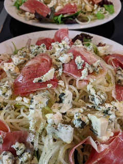 Una foto de Ensalada de pera, queso azul y jamón ibérico. Espiralizador