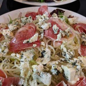 Ensalada de pera, queso azul y jamón ibérico. Espiralizador