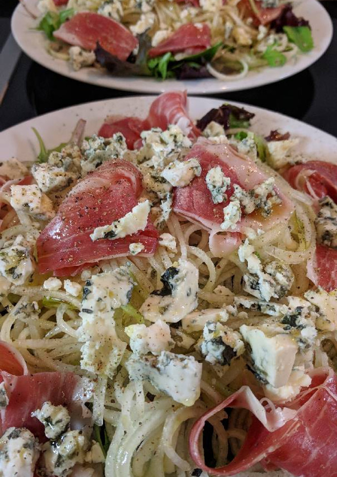 Una foto de Ensalada de pera, queso azul y jamón ibérico. Espiralizador