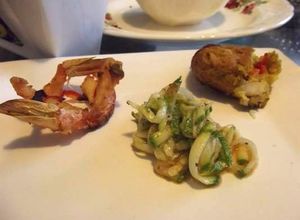 Una foto de Camarones destripados al licor de café con guisado de calabacita al anís