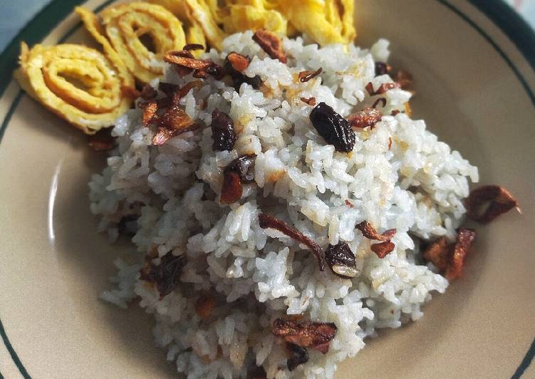Nasi minyak Melayu Deli versi bunga telang