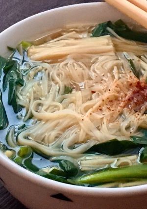 Hình của món 🌱 Mì Chũ Nấu Hẹ & Nấm Kim Châm (Vegan).