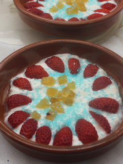 Una foto de Fresas con yogurt de plátano