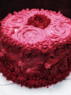 एगलैस वनीला बर्थडे केक(eggless vanilla birthday cake recipe in Hindi) रेसिपी मुख्य फोटो