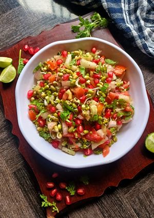 मूंग स्प्राउट सलाद Moong Sprouts Salad रेसिपी मुख्य फोटो
