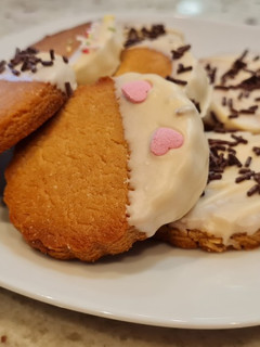 Una foto de Galletas de turrón bañadas en chocolate blanco