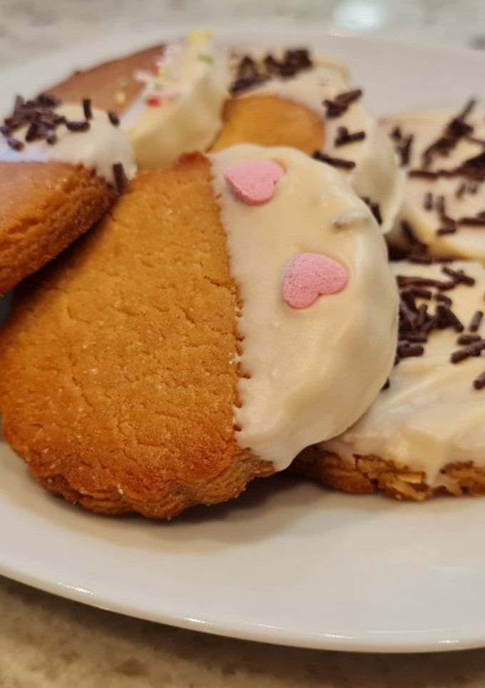 Una foto de Galletas de turrón bañadas en chocolate blanco