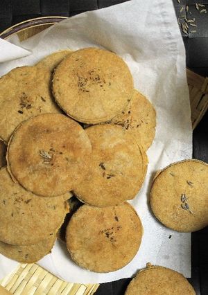 A picture of Eggless Whole Wheat Jeera Cookies.
