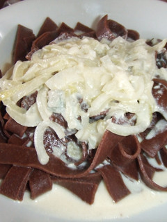 Una foto de Pasta de chocolate con gorgonzola y cebolla blanca