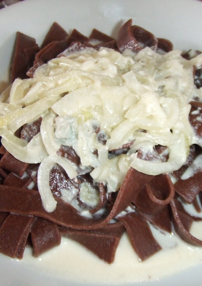 Una foto de Pasta de chocolate con gorgonzola y cebolla blanca