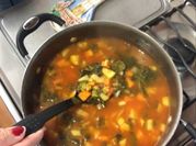 Una foto de sopa de verduras