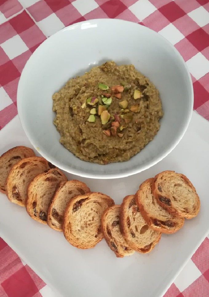 Una foto de Paté de olivas y pistachos