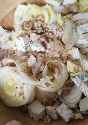 Une photo de Salade endives, noix et bleu