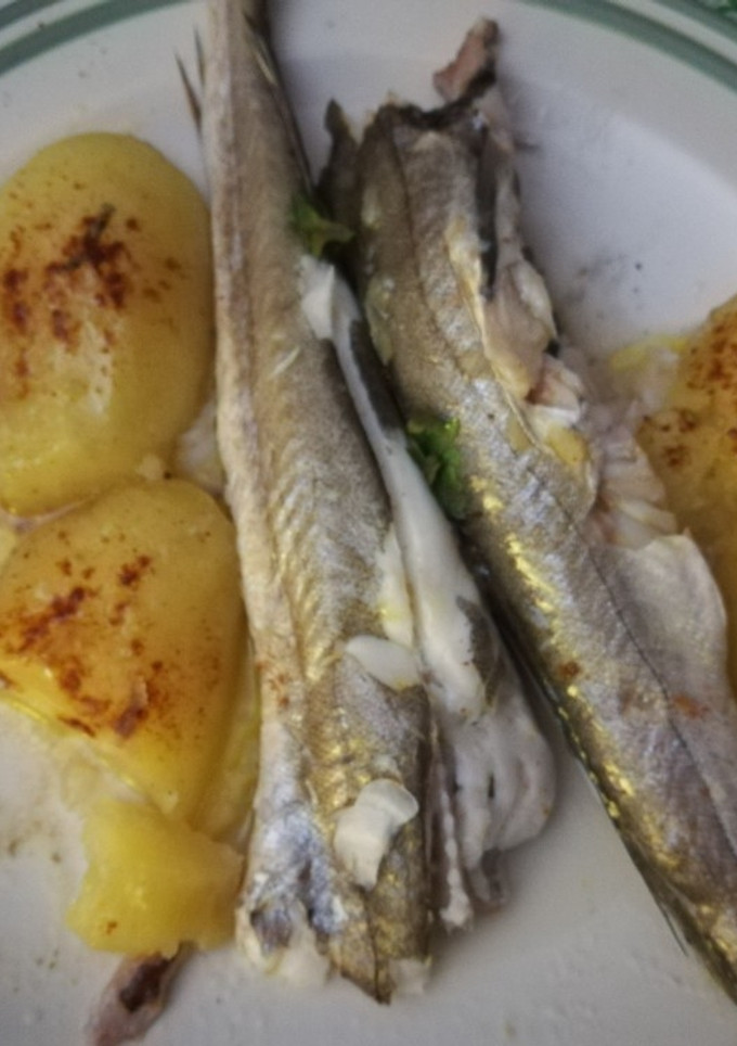 Una foto de Pescada al horno con patatas