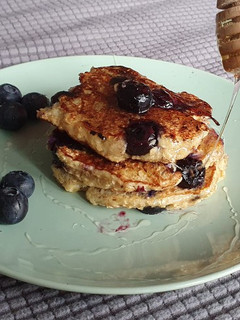 Una foto de Tortitas de plátano🍌avena y arándanos