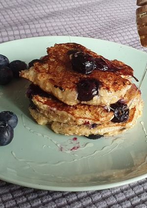 Una foto de Tortitas de plátano🍌avena y arándanos