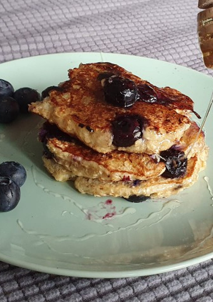 Una foto de Tortitas de plátano🍌avena y arándanos