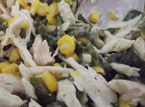 Una foto de Rajas mexicanas con elote, quelites, cerdo y crema agria con orégano