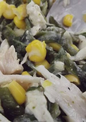 Una foto de Rajas mexicanas con elote, quelites, cerdo y crema agria con orégano